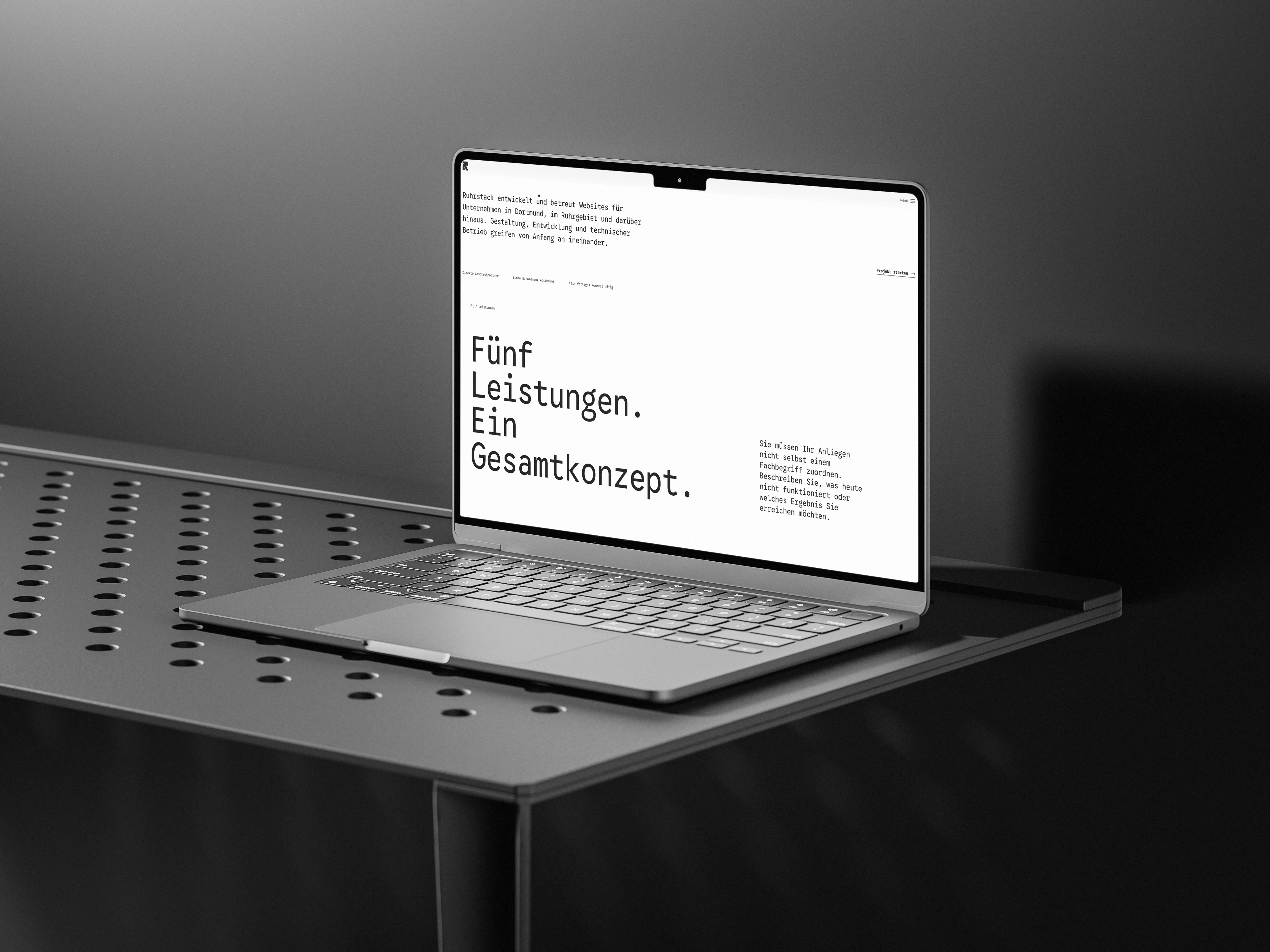 Ruhrstack Poster auf einem Ständer, darauf eine Aufnahme aus dem Serverraum mit Netzwerkkabeln und der Wortmarke ruhrstack
